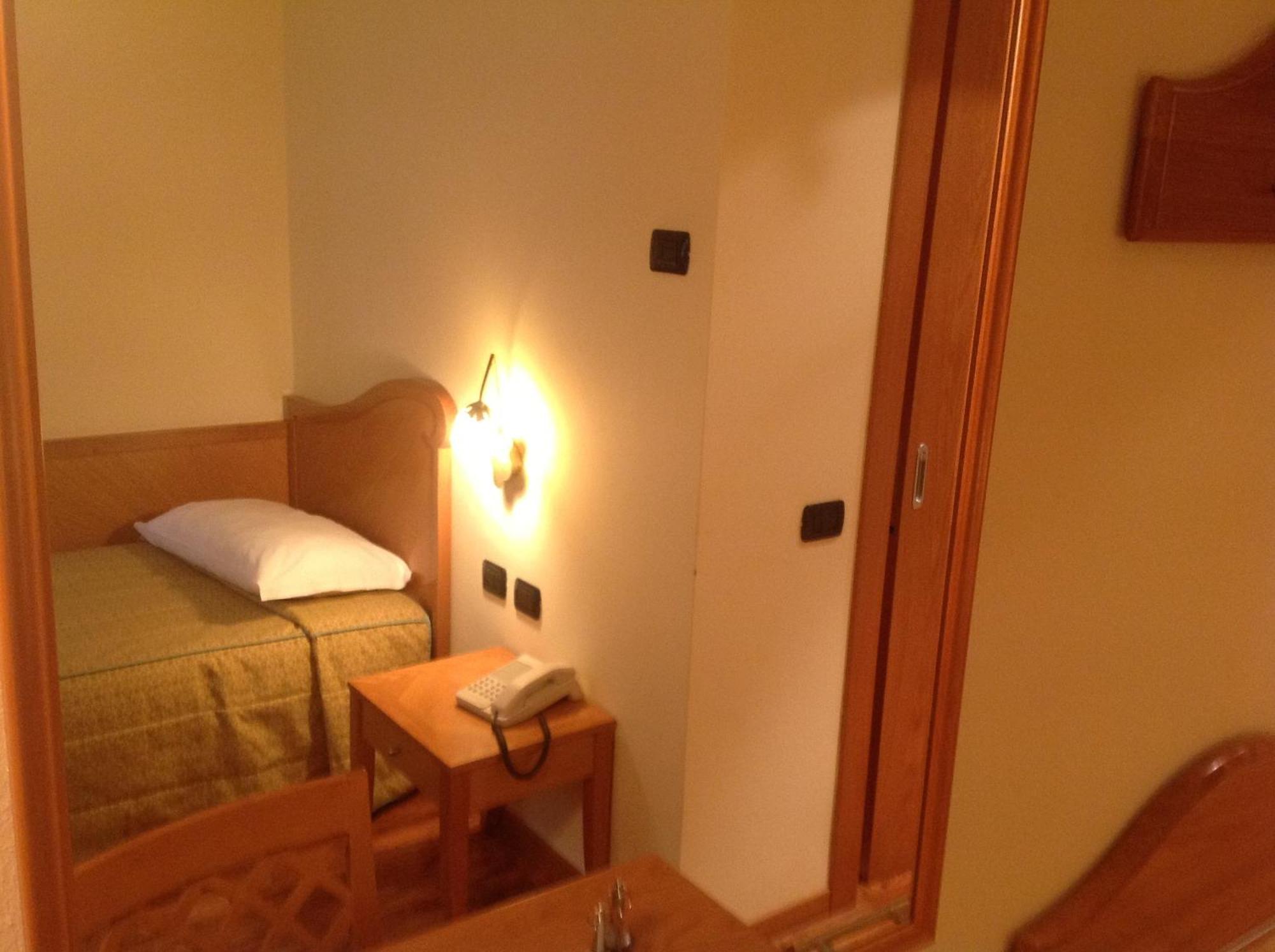 Hotel Camoretti Almenno San Bartolomeo Buitenkant foto